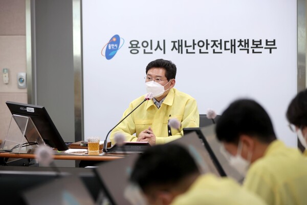 이상일 용인특례시장이 지난 달 30일 오후 이태원 참사 관련 긴급회의를 주재해 시 간부공무원들과 수습 대책 등을 논의하고 있다. 용인시는 산불 진화 협력체계 구축을 위해 2023년도 사업으로 용인소방서에 2억 7000만원 상당의 산불 진화 장비를 지원한다./ 용인시 제공