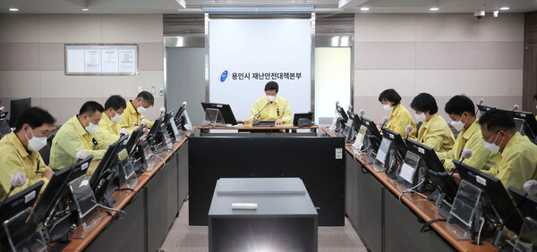 이 시장은 ‘내년에 소방장비 일부를 지원하고 내후년에 추가로 지원하자’는 일부 의견에 ”시민 안전을 위한 일이니 내년에 한꺼번에 지원하는게 좋겠다“며 전액 지원을 지시했다. 재난안전대책본부를 주재하고 있는 이상일 용인특례시장. / 용인시 제공