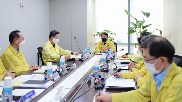 이승우 사장이(왼쪽 세 번째) 7일 부산 본사에서 다중이용시설 등 시설물 안전관리 강화를 위한 점검회의를 개최했다./한국남부발전