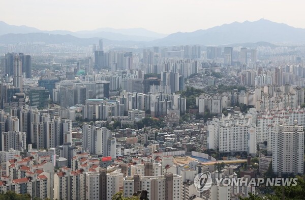 서울 인왕산에서 바라본 시내 아파트와 주택가 모습. / 연합뉴스