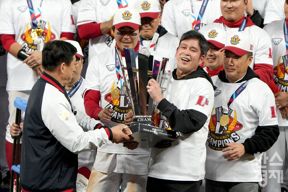 정용진 신세계그룹 부회장이 8일 오후 인천 SSG랜더스필드에서 2022시즌 프로야구 한국시리즈 우승 트로피를 전달받고 있다. /사진=김근현 기자 