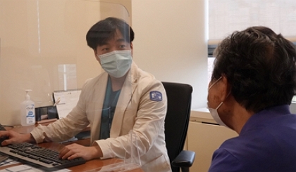 서울성모병원 신경외과 안스데반 교수는 최근 86세 여성 고령 환자의 뇌수막종을 눈썹 위로 최소침습 절개해 수술에 성공했다./제공=서울성모병원