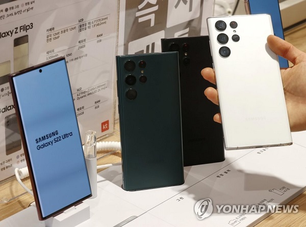삼성전자 플래그십 스마트폰 '갤럭시S22 울트라'와 LG전자 식물생활가전 '틔운'이 미국 시사주간지 '타임'이 선정한 '올해 최고의 발명품'에 이름을 올렸다. /연합뉴스