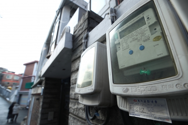 서울 시내 한 주택가에 설치된 전기계량기. / 연합뉴스 