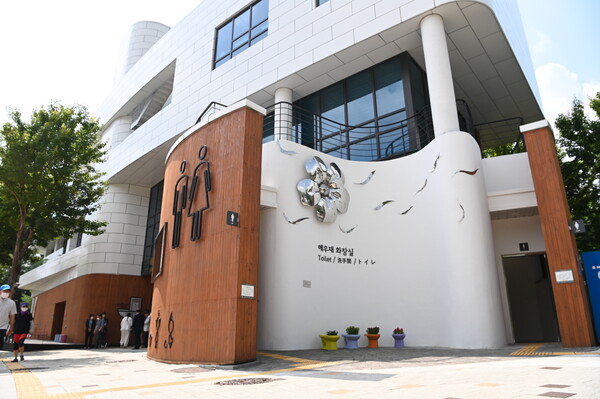 수원시가 더럽고 지저분한 이미지의 화장실을 새로운 개념으로 변화시키며 화장실 문화를 선도하고 있다. 지난 11월11일 행정안전부와 화장실문화시민연대가 주최한 제24회 아름다운 화장실 대상에서 은상 작품으로 선정된 해우재 화장실./ 수원시 제공 