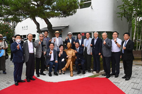 지난 7월16일 해우재에서 ‘미스터토일렛 심재덕 조형물 제막식’이 열려 이재준 수원시장과 관계자들이 동상과 함께 기념촬영을 하고 있다./ 수원시 제공