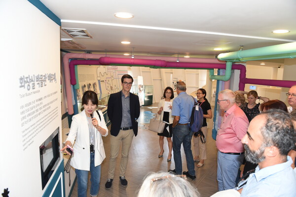 독일 프라이부르크 방문단이 해우재를 방문해 수원시의 화장실문화 사업에 대해 듣고 있다../ 수원시 제공