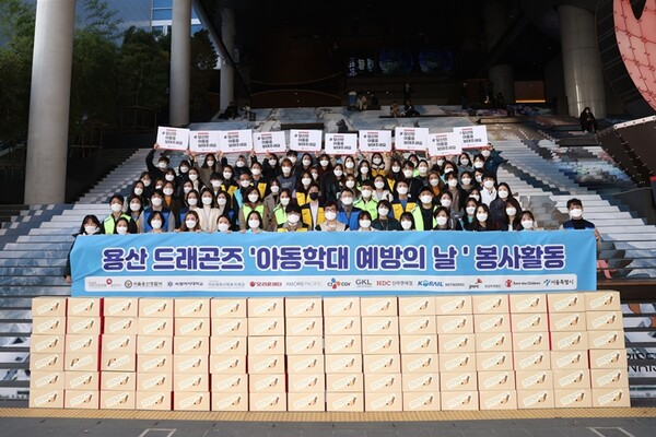 지난 16일 용산 드래곤즈 봉사자들이 '아동학대 예방의 날'을 맞아  호야토토 키트 제작 봉사활동에 참여했다./CJ CGV 제공.