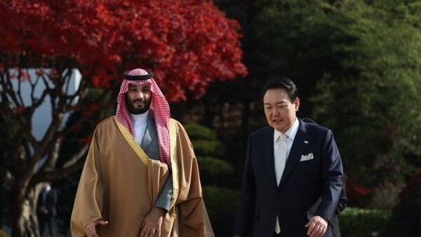 환담하는 윤석열(오른쪽) 대통령과 무함마드 빈 살만 사우디 왕세자. /대통령실 제공