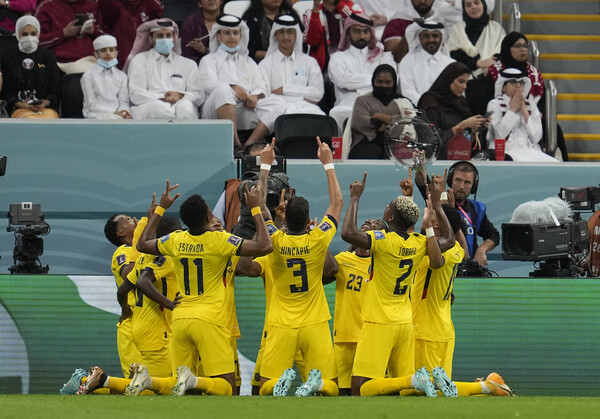 에콰도르가 2022 카타르 월드컵 개막전에서 카타르에 2-0 승리를 거뒀다. /연합뉴스