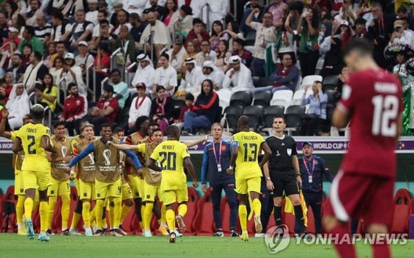 에콰도르 에네르 발렌시아가 득점 후 동료들과 기쁨을 나누고 있다./ 연합뉴스