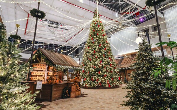 더현대서울에는 크리스마스 마을 콘셉트로 13m 높이의 대형 크리스마스가 있다. /사진=현대백화점그룹 제공 