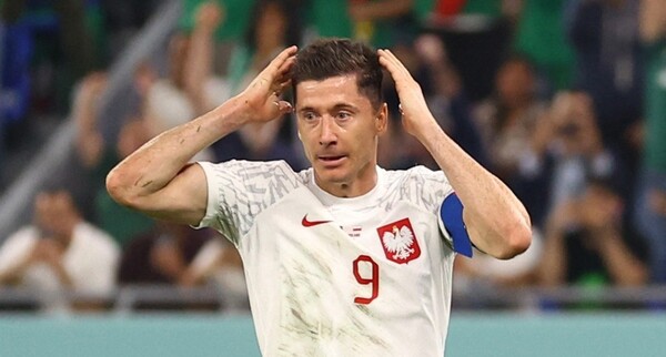 레반도프스키가 멕시코와 카타르 월드컵 조별리그 C조 1차전에서 페널티킥에 실패한 뒤 머리를 감싸쥐고 있다. /로이터 연합뉴스
