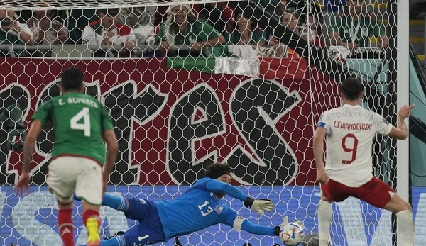 멕시코 골키퍼 오초아(가운데)가 레반도프스키의 슈팅을 향해 몸을 날리고 있다. /AP 연합뉴스