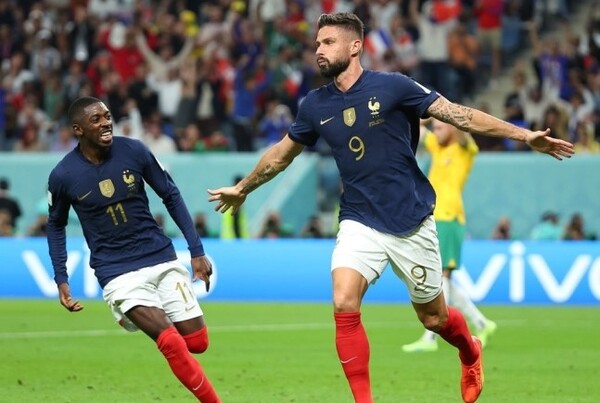 프랑스 올리비에 지루(오른쪽)가 호주를 상대로 역전골을 넣은 뒤 환호하고 있다. /연합뉴스