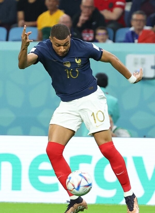 2022 카타르 월드컵 조별리그 D조 프랑스와 호주 경기에서 프랑스 음바페가 공을 잡아내고 있다. /연합뉴스
