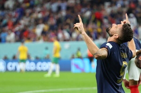 올리비에 지루가 역전골을 넣은 뒤 세리머니를 하고 있다. 이날 2골을 몰아치며 프랑스의 첫 승을 이끌었다. / 연합뉴스