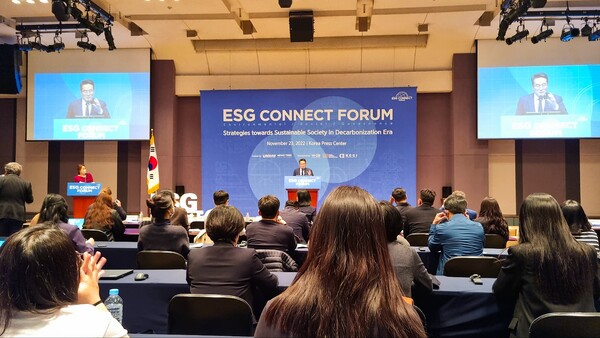 남재철 서울대 교수가 23일 프레스센터 국제회의장에서 '탈탄소시대…지속가능한 사회를 위환 과제'를 주제로 열린 'ESG Connect Forum 2022'에서 기조강연을 하고 있다. / 김동용 기자 