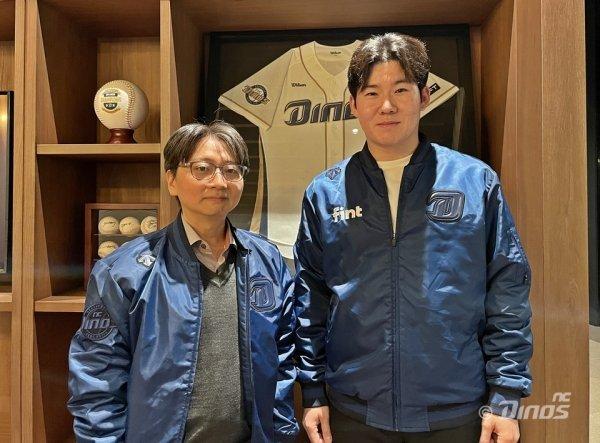 박민우가(오른쪽)가 FA 계약을 체결한 뒤 임선남 NC 다이노스 단장과 기념촬영을 하고 있다. /NC 다이노스 제공