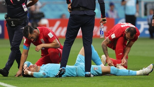21일(현지 시각) 카타르 도하의 칼리파 인터내셔널 스타디움에서 열린 2022 카타르 월드컵 조별리그 B조 1차전 잉글랜드-이란 경기. 부상을 입은 이란 골키퍼 알리레자 베이란반드가 치료를 받고 있다. /연합뉴스