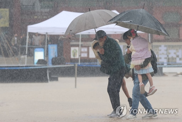 28일 전국은 강풍을 동반한 많은 비가 내리겠다. / 연합뉴스