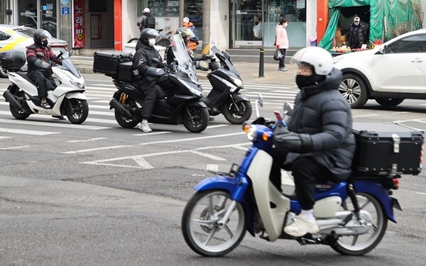 서울 시내에서 배달원들이 오토바이를 타고 이동하고 있는 모습./사진=연합뉴스.