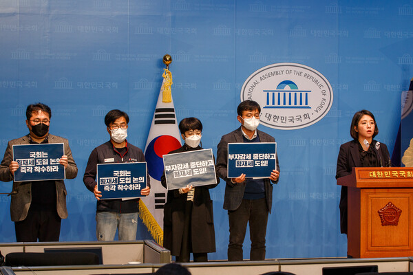 용혜인 기본소득당 의원이 지난 25일 오후 2시 국회 소통관에서 열린 공동기자회견에서 발언하고 있다. /용혜인 의원실