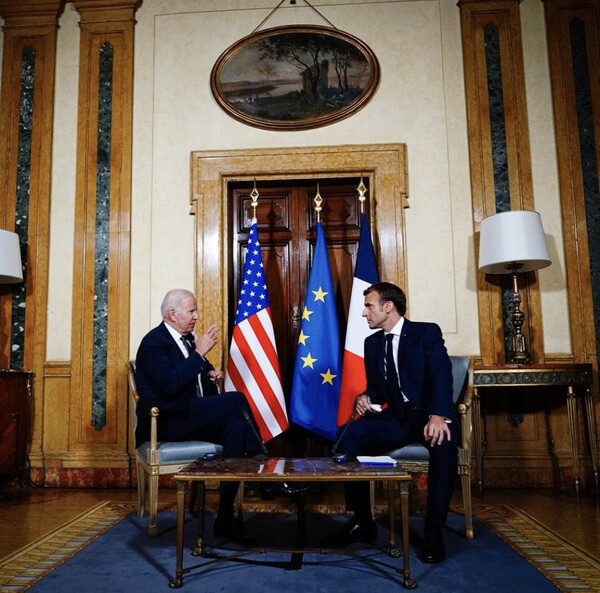 조 바이든 미국 대통령(왼) 에마뉘엘 마크롱 프랑스 대통령 / 사진=마크롱 대통령 SNS
