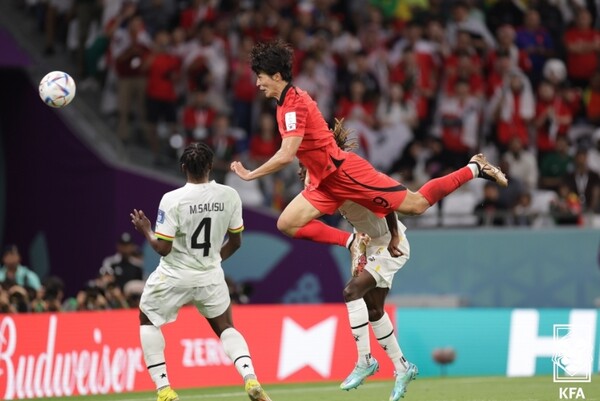 한국 축구 국가대표팀 조규성(9번)이 가나전에서 헤더골을 넣고 있다. /KFA 제공