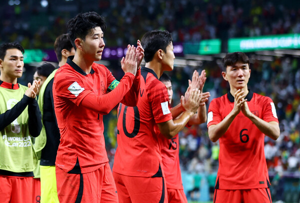 대한민국 대표팀은 12월 3일 포르투갈전에서 반드시 승리를 거둬야 16강 가능성이 높아진다. /연합뉴스