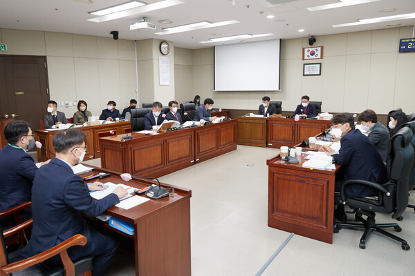 용인특례시의회 도시건설위원회(위원장 이진규)는 지난 28일 주택국 소속 주택과, 주택관리과, 건축과, 공공건축과, 미래산업추진단 소속 플랫폼시티과, 용인도시공사에 대한 행정사무감사를 실시했다./ 용인시의회 제공