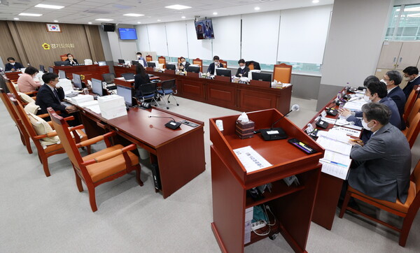 경기도의회 의회운영위원회(위원장 김정영)는 28일 실시된 예산심사에서 2023년도 세입ㆍ세출 예산안에 대한 심의를 통해 일부 사업들에 대한 예산조정을 마친 수정안을 28일 가결했다./ 경기도의회 제공