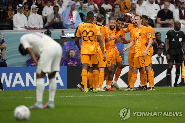 네덜란드 축구대표팀이 추가골 넣은 뒤 기뻐하고 있다. /연합뉴스