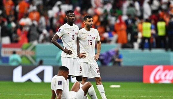 개최국 카타르가 92년 월드컵 역사상 최초로 승점 0으로 조별리그를 넘지 못했다. /연합뉴스