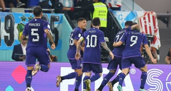 아르헨티나 훌리안 알바레스가 팀의 두 번째 골을 성공시키자 선수들이 환호하고 있다. /연합뉴스