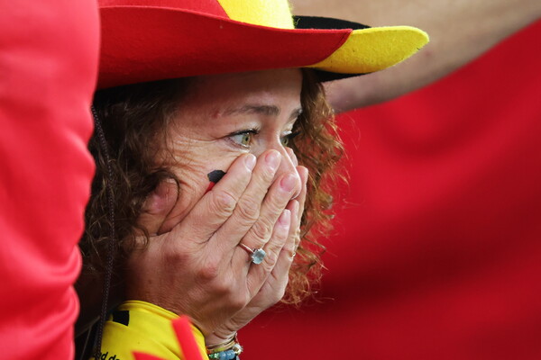 벨기에가 카타르 월드컵 조별리그 3차전에서 크로아티아와 무승부를 거두며 16강에 탈락하자 한 벨기에 팬이 침통한 표정을 짓고 있다. /연합뉴스
