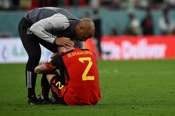 벨기에 대표팀 티에리 앙리(왼쪽) 코치가 16강 탈락 이후 토비 알더베이럴트(오른쪽)를 위로하고 있다. /연합뉴스