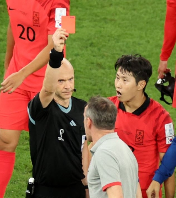 앤서니 테일러 주심이 지닌달 28일 한국-가나 경기 종료 후 파울루 벤투 감독에 레드 카드를 꺼내 들었다. / 연합뉴스 