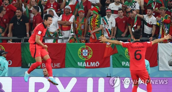 김영권(왼쪽)이 포르투갈과 경기에서 동점골을 작렬한 뒤 환호하고 있다. /연합뉴스
