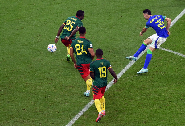 브라질의 가브리엘 마르티넬리(오른쪽)가 카메룬과 2022 카타르 월드컵 조별리그 G조 3차전에서 전반 추가시간 1분 오른발 슈팅을 시도하고 있다. /연합뉴스