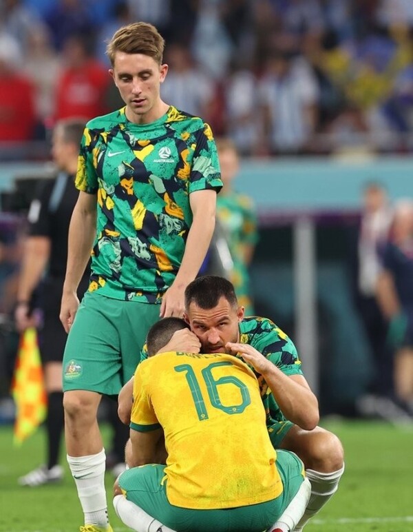 카타르 월드컵 16강전 아르헨티나와 호주의 경기가 끝난 뒤 호주 선수들이 슬퍼하는 아지즈 베이시(앞)를 위로하고 있다. /연합뉴스