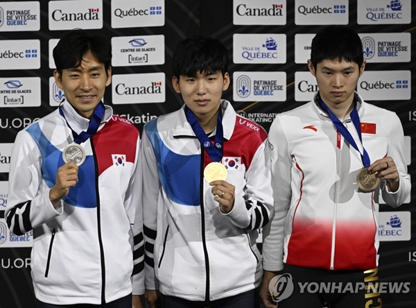 금메달 딴 정재원(가운데)과 은메달 딴 이승훈(왼쪽) / 연합뉴스
