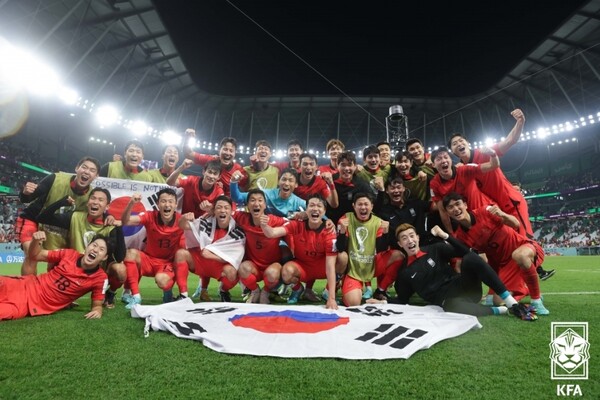 카타르 월드컵 16강 진출을 확정한 한국 축구 대표팀 선수들이 기념 사진을 찍고 있다. /KFA 제공