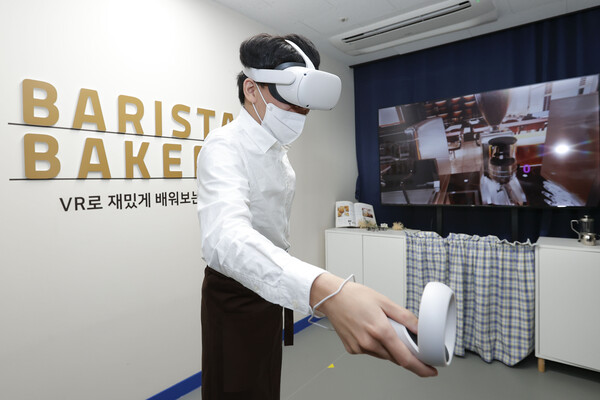 양호진씨가 처인장애인복지관에 마련된 VR직종체험을 통해 커피를 만들고 있다./ 용인시 제공