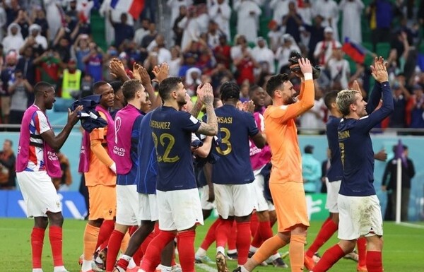 프랑스가 2022 카타르 월드컵 16강전에서 폴란드를 3-1로 꺾고 8강 진출에 성공했다. 프랑스 선수들이 팬들에게 인사하고 있다. /연합뉴스