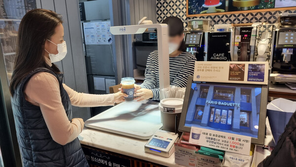 제주공항 파리바게뜨 매장(일반대합실 3층)에서 테이크아웃 고객이 다회용 컵에 주문한 음료를 받고 있다. /한국공항공사