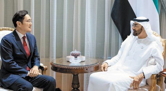 2019년 2월 아랍에미리트(UAE)를 방문한 이재용 당시 부회장이 무함마드 빈 자이드 알 나하얀 아부다비 왕세제 겸 UAE 공군 부총사령관을 만나고 있다. /사진=무함마드 빈 자이드 알 나하얀 아부다비 왕세제 트위터