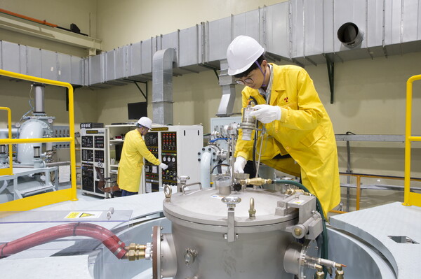 한국원자력연구원은 세계에서 유일하게 원심분무 핵연료 분말 제조 기술을 적용해 고밀도 저농축 우라늄실 리사이드 판형핵연료를 생산한다. / 원자력연구원 제공