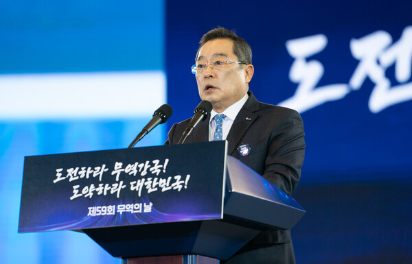 한국무역협회(KITA, 회장 구자열)가 5일 서울 삼성동 코엑스에서 개최한 '제59회 무역의 날’ 기념식에서 무역협회 구자열 회장이 개회사를 하고 있다. /사진=무협