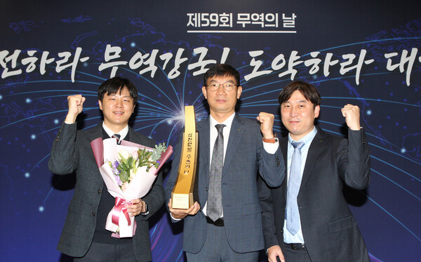 현대무벡스가 5일 서울 코엑스에서 열린 '제59회 무역의 날' 기념식에서 윤대일 해외영업본부장(사진 중앙) 등이 '3천만불 수출의 탑' 상패를 수여받았다. /사진=현대무벡스